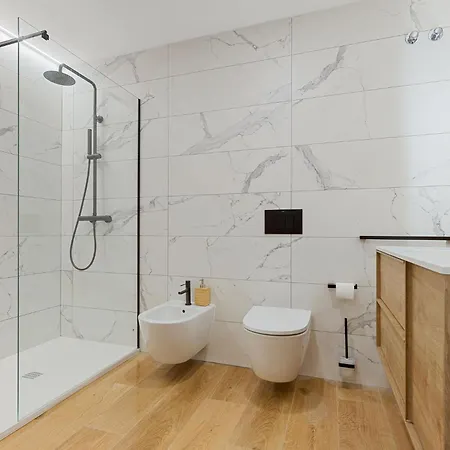 Dennilenni A Centro * マルベーリャ